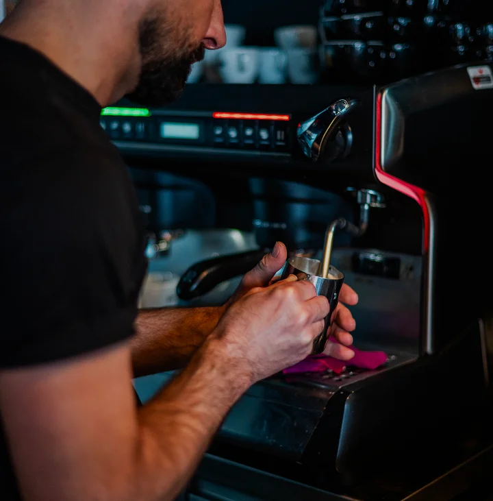Barista bereitet Kaffee im Restaurant The Castle Gate zu